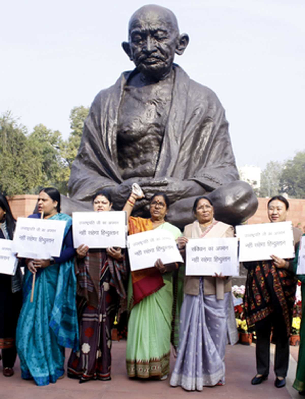 उपराष्ट्रपति के अपमान के मुद्दे को लेकर संसद से लेकर सड़क तक राहुल गांधी को घेर रही भाजपा उपराष्ट्रपति के अपमान के मुद्दे को लेकर संसद से लेकर सड़क तक राहुल गांधी को घेर रही भाजपा